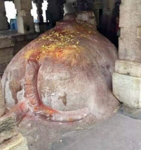 रामायण काल का विचित्र मंदिर, जो विज्ञान के नियमो से परे है …. इस मंदिर में नंदी की मूर्ति का आकार इतना बढ़ गया, की खंबों को  हटाना पड़ा ।