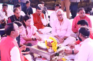 श्री धार्मिक लीला कमिटी (रजि.),लाल किला मैदान रामलीला को आयोजन किया और मीनाक्षी लेखी (वर्तमान भारत की विदेश एवं संस्कृति राज्य मंत्री) और राम निवास गोयल (दिल्ली विधानसभा के निवर्तमान अध्यक्ष ) उद्घाटन करने आये