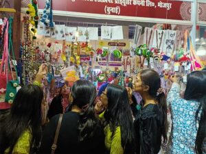 बिहार पवेलियन में ट्रेड फेयर के आखिरी दिनों में हस्तशिल्प और सुगंधित मोमबत्तियों पर भारी छूट