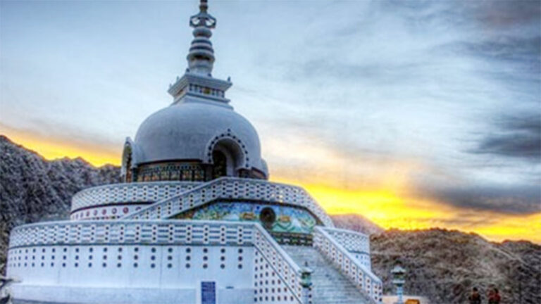 🏞️ डेस्टिनेशन स्पॉटलाइट: भारत के रोमांचक एडवेंचर ट्रेल्स