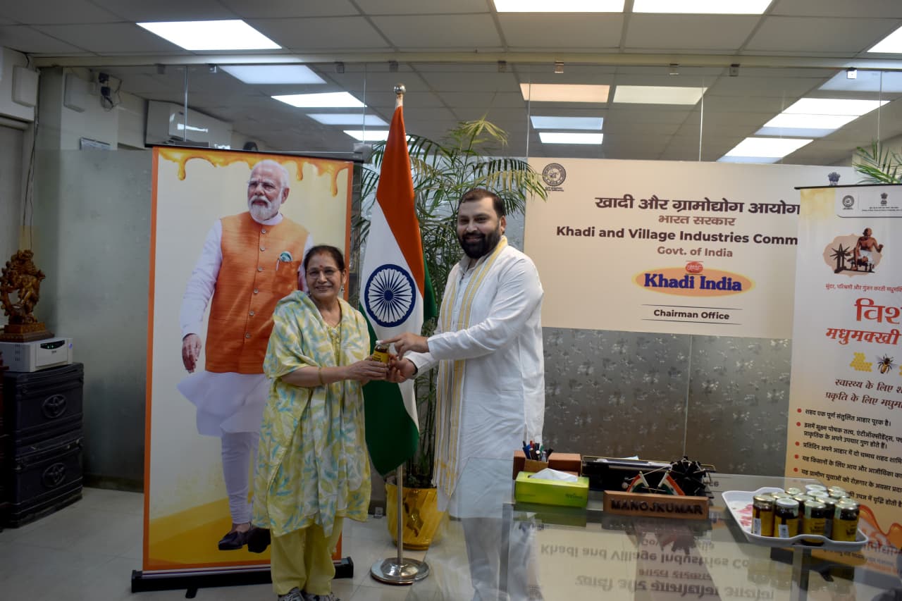 प्रधानमंत्री श्री नरेंद्र मोदी के संसाधनों की बचत और विवेकपूर्ण उपयोग के संदेश को आगे बढ़ाते हुए, केवीआईसी ने ‘विश्व मधुमक्खी दिवस-2026’ वर्चुअल माध्यम से मनाया
