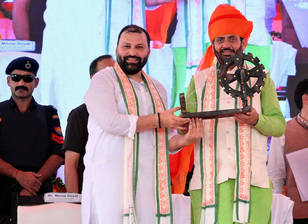 हरियाणा के सिवानी में आयोजित ‘खादी रोजगार उत्सव’ में मुख्यमंत्री श्री नायब सिंह सैनी ने कारीगरों को 3,645 मशीनें एवं टूलकिट वितरित कीं