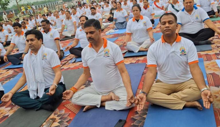 अंतर्राष्ट्रीय योग दिवस पर सोनिया विहार वाॅटर स्पोर्ट्स क्लब में विशेष आयोजन, क्लब अध्यक्ष कुंवरपाल सिंह को श्रद्धांजलि