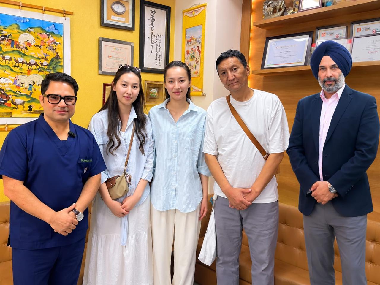 फोर्टिस नोएडा ने किर्गिस्तान के 51-वर्षीय मरीज की जीवन रक्षा के लिए ‘लैपरोस्कोपिक डुअल-लोब लिविंग डोनर लिवर ट्रांसप्लांट’ किया जो कि दुनियाभर में अपनी किस्म का पहला मामला है