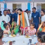 बाढ़ पीड़ितों के बीच पहुंचे बिहार के मुख्यमंत्री: वैशाली में परोसा खाना, सोनपुर में पंगत में बैठकर किया भोजन