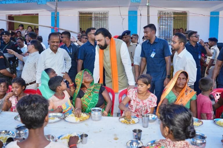 बाढ़ पीड़ितों के बीच पहुंचे बिहार के मुख्यमंत्री: वैशाली में परोसा खाना, सोनपुर में पंगत में बैठकर किया भोजन