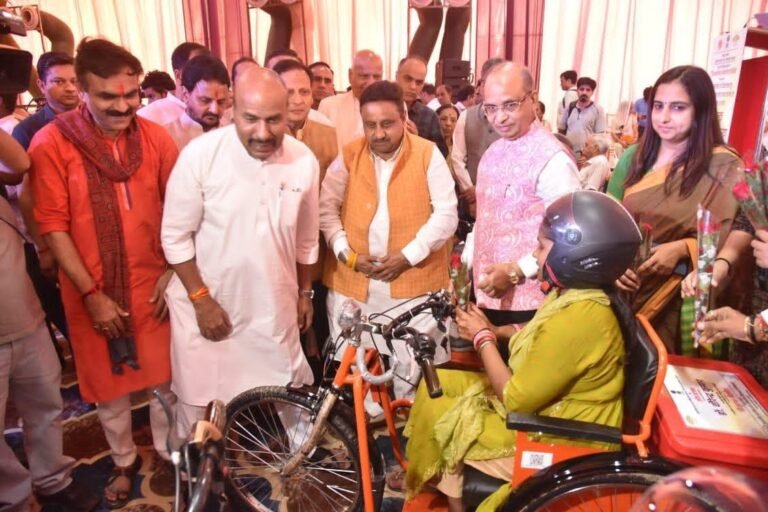 लव कुश रामलीला कमेटी के लालकिला मैदान में दिव्यांगजनों के लिए विशेष मेगा हेल्थ कैंप संपन्न