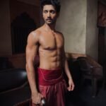 एक वक्त लगा कि मैंने एथलीट बनने के लिए साइन कर लिया है!” – ‘द रिवोल्यूशनरीज’ की तैयारी पर रोहित सराफ