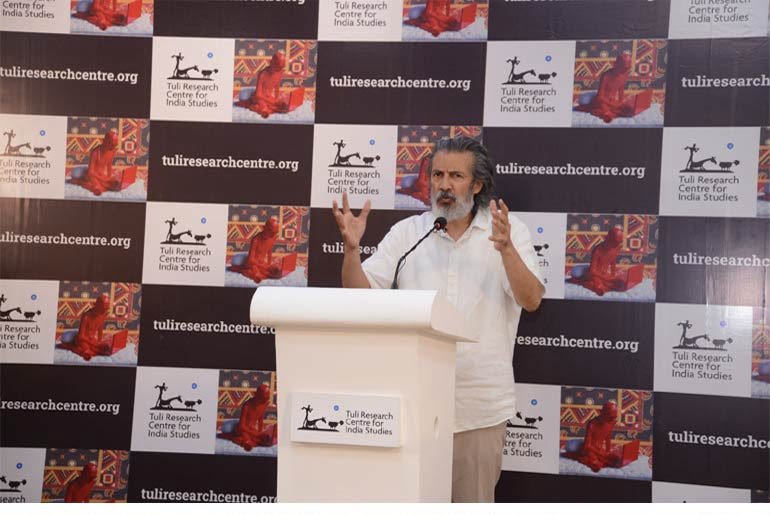 पाठ्य पुस्तक से आगे : क्या भारत की शिक्षा व्यवस्था को बच्चों को देखना, सुनना और सवाल करना सिखाना चाहिए?