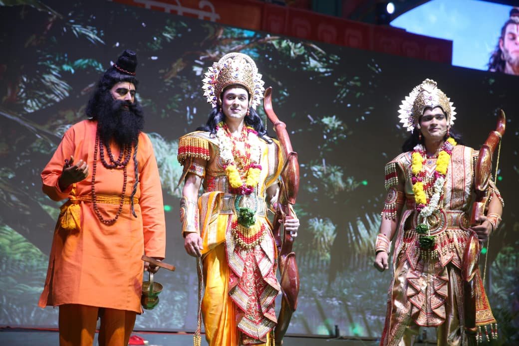 शिव धनुष भंग होते ही ‘जय श्रीराम’ के जयकारों से गूंज उठा लालकिला मैदान, फूलों की वर्षा के बीच संपन्न हुआ सीता स्वयंवर