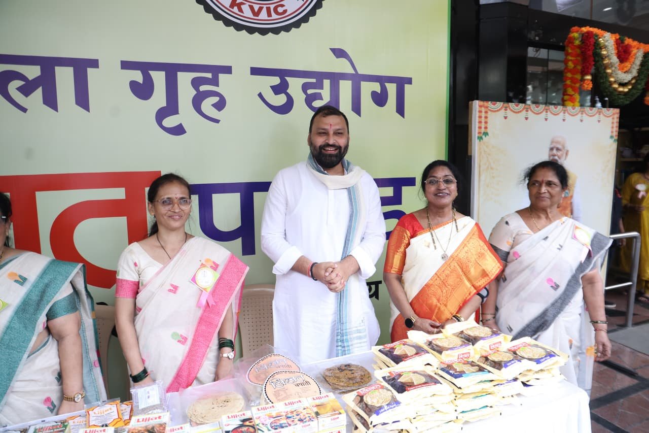 केवीआईसी अध्यक्ष श्री मनोज गोयल ने लिज्जत पापड़ की कारीगर बहनों से किया संवाद, महिला सशक्तिकरण की सराहना