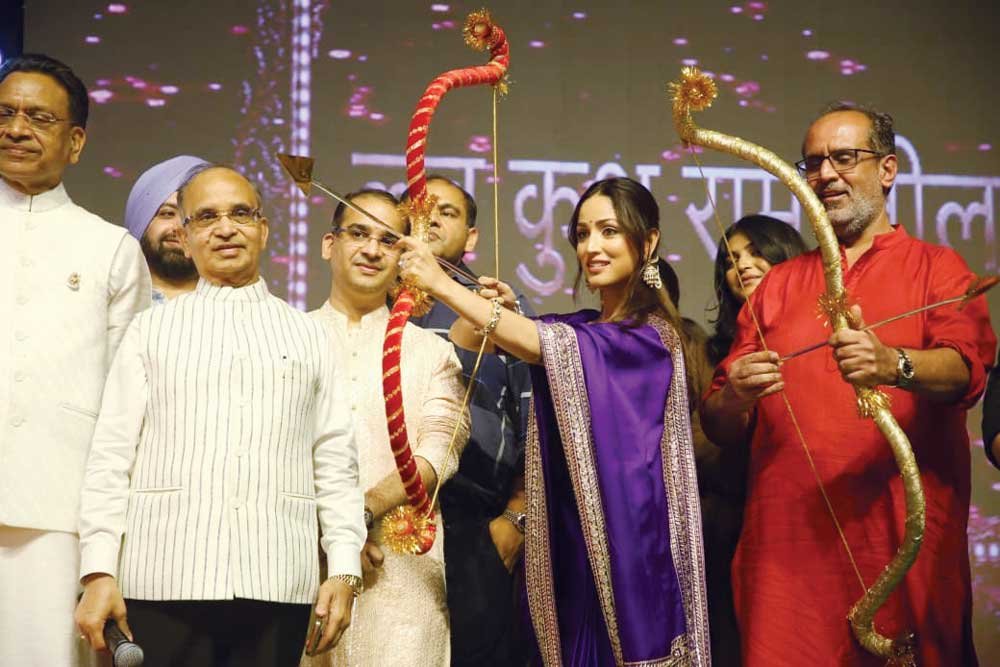 उपराष्ट्रपति सी.पी. राधाकृष्णन ने किया रावण दहन, यामी गौतम और आनंद एल राय ने चलाए बुराई के प्रतीक पुतलों पर तीर