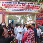 दिल्ली के दिल में सजा देश की लोककला एवं बुनकरों का संसार