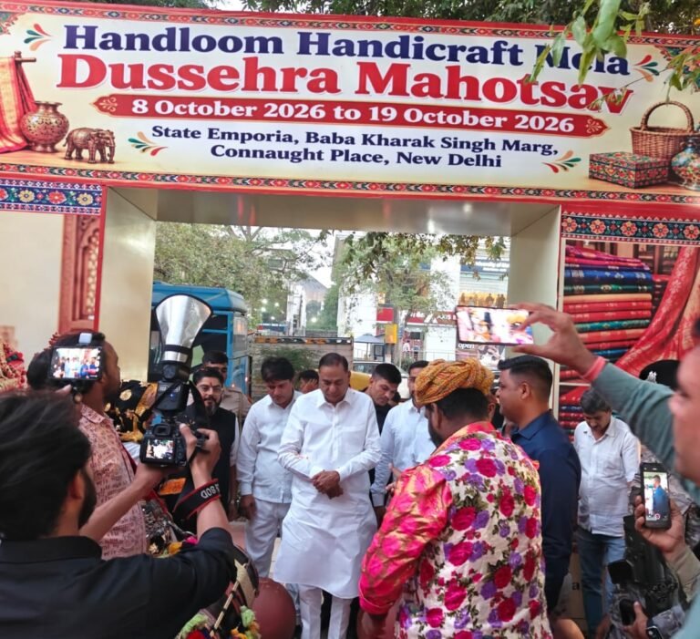 दिल्ली के दिल में सजा देश की लोककला एवं बुनकरों का संसार