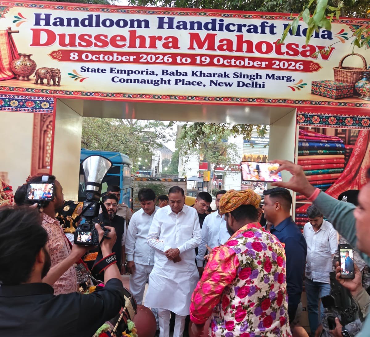 दिल्ली के दिल में सजा देश की लोककला एवं बुनकरों का संसार